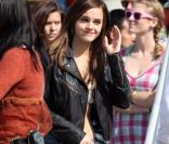 EMMA WATSON SUR LE TOURNAGE DU NOUVEAU FILM DE SOFIA COPPOLA "THE BLING RING" A VENICE, LE 12 AVRIL 2012. POUR LE TOURNAGE DU FILM, L'ACTRICE ARBORE UN TATOUAGE EN BAS DU DOS.