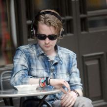 Macaulay Culkin à la terrasse d'un café à Londres, le 17 avril 2013.