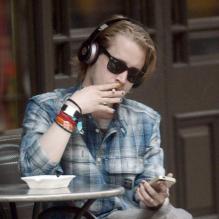 Macaulay Culkin seul à la terrasse d'un café à Londres, le 17 avril 2013.