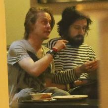 Macaulay Culkin avec son ami le chanteur Adam Green à son hôtel Ibis à Brighton, le 16 avril 2013.