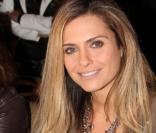 Clara Morgane : Sage et élégante lors d'un défilé de maillots de bain
