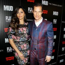 Camila Alves McConaughey et son mari Matthew McConaughey lors de la première du film Mud à New York le 21 avril 2013.