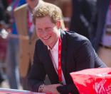 Prince Harry : Chic, séducteur et impertinent à l'arrivée du marathon de Londres