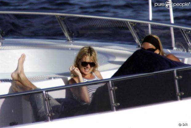 Kate Moss s'éclate en vacances à Porto Cervo, juillet 2008