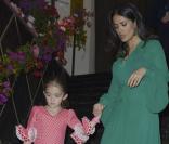 Salma Hayek et sa fille soutiennent les enfants sous les yeux d'Anthony Delon