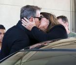 Pierce Brosnan et sa femme Keely Shaye Smith s'offrent un langoureux baiser