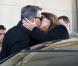 Pierce Brosnan et sa femme Keely Shaye Smith s'embrassent tendrement à l'aéroport de Los Angeles, le 25 avril 2013.