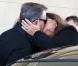 Pierce Brosnan et sa femme Keely Shaye Smith s'offrent un beau baiser à l'aéroport de Los Angeles, le 25 avril 2013.