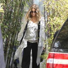 Exclu - La chanteuse Fergie (enceinte) quitte son domicile avec son mari Josh Duhamel pour se rendre à la soirée Giorgio Armani du festival Paris Photo à Los Angeles, le 25 avril 2013.