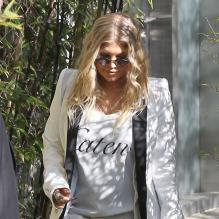 <p>Exclusif - La chanteuse Fergie (enceinte) dans les rues de Los Angeles avant de se rendre à la soirée Giorgio Armani du festival Paris Photo, le 25 avril 2013.</p>