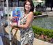 Teri Hatcher, hôtesse de charme d'un vide-grenier de célébrités, à Glendale, Los Angeles, le 27 avril 2013 - Elle tient un Superman collector