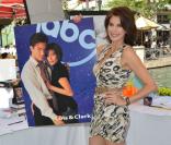 Teri Hatcher, hôtesse de charme d'un vide-grenier de célébrités, à Glendale, Los Angeles, le 27 avril 2013 - Envie d'acheter un poster inédit de Loïs et Clark : Les nouvelles aventures de Superman