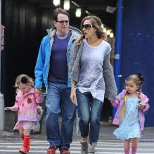 Sarah Jessica Parker et son mari Matthew Broderick emmènent leurs filles Tabitha et Marion à l'école à New York, le 29 avril 2013.