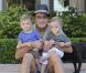 Charlie Sheen et les jumeaux Max and Bob en 2010.