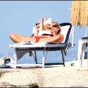 PHOTOS EXCLUSIVES : Claire Danes sur la plage, une façon de bronzer très... olé olé !