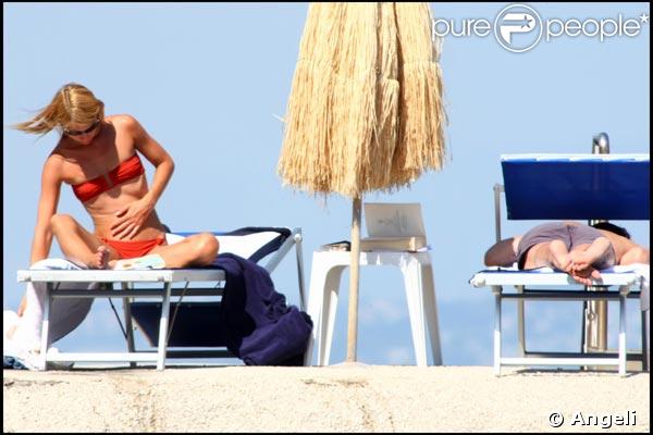 Claire Danes et Hugh Dancy en amoureux sur une plage italienne
