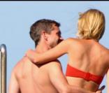 Claire Danes et Hugh Dancy en amoureux sur une plage italienne