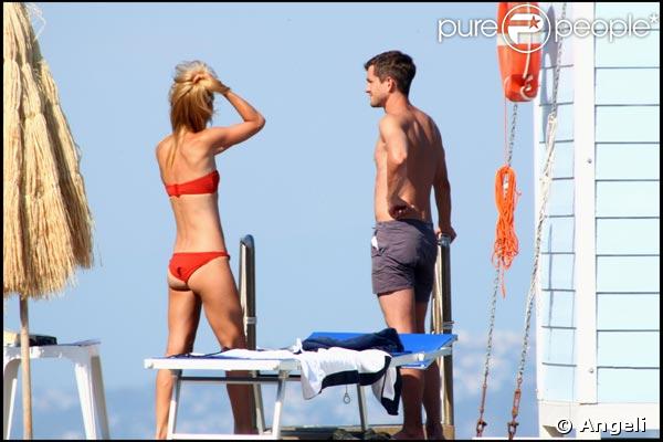Claire Danes et Hugh Dancy en amoureux sur une plage italienne