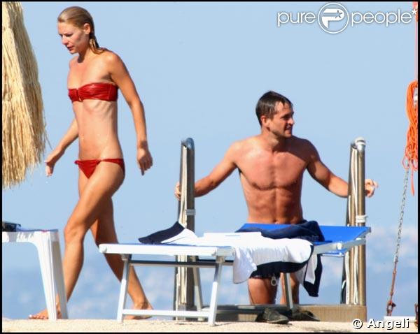 Claire Danes et Hugh Dancy en amoureux sur une plage italienne
