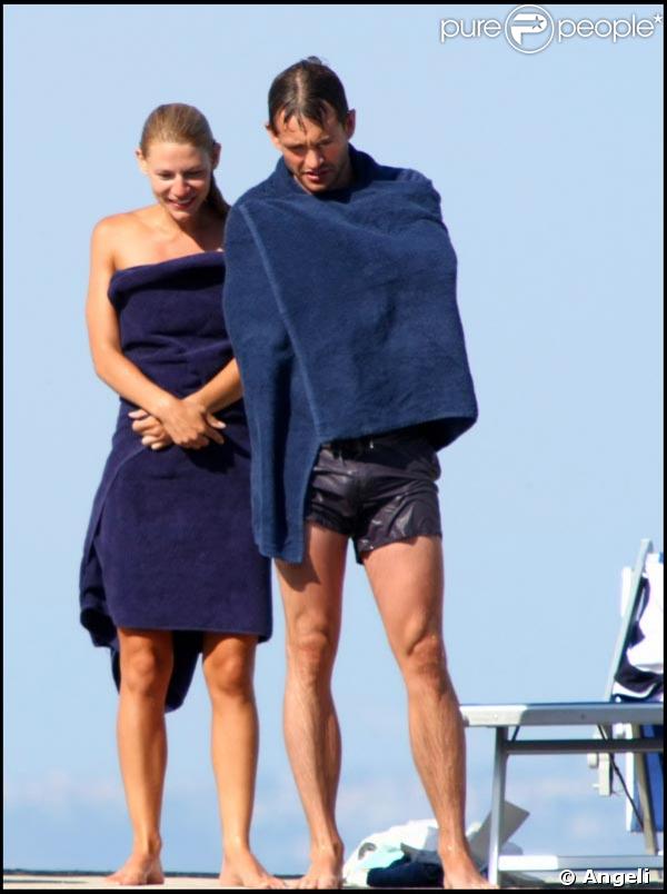 Claire Danes et Hugh Dancy en amoureux sur une plage italienne
