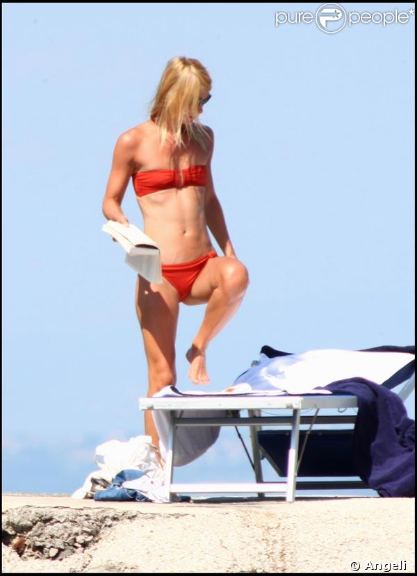 Claire Danes et Hugh Dancy en amoureux sur une plage italienne