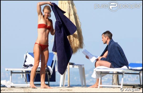 Claire Danes et Hugh Dancy en amoureux sur une plage italienne