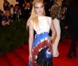 Elle Fanning au Metropolitan Museum of Art pour le gala annuel du Costume Institute orchestré par la rédactrice en chef du magazine Vogue US et directrice artistique du groupe Condé Nast Anna Wintour. La soirée avait pour thème "Chaos to couture exhibition". A New York, le 6 mai 2013.    