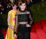 Alexa Chung au Metropolitan Museum of Art pour le gala annuel du Costume Institute orchestré par la rédactrice en chef du magazine Vogue US et directrice artistique du groupe Condé Nast Anna Wintour. La soirée avait pour thème "Chaos to couture exhibition". A New York, le 6 mai 2013.    