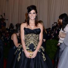Ashley Greene au Metropolitan Museum of Art pour le gala annuel du Costume Institute orchestré par la rédactrice en chef du magazine Vogue US et directrice artistique du groupe Condé Nast Anna Wintour. La soirée avait pour thème "Chaos to couture exhibition". A New York, le 6 mai 2013.