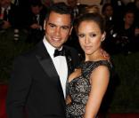 Jessica Alba et Cash Warren au Metropolitan Museum of Art pour le gala annuel du Costume Institute orchestré par la rédactrice en chef du magazine Vogue US et directrice artistique du groupe Condé Nast Anna Wintour. La soirée avait pour thème "Chaos to couture exhibition". A New York, le 6 mai 2013.