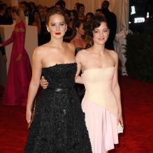 Jennifer Lawrence et Marion Cotillard au Metropolitan Museum of Art pour le gala annuel du Costume Institute orchestré par la rédactrice en chef du magazine Vogue US et directrice artistique du groupe Condé Nast Anna Wintour. La soirée avait pour thème "Chaos to couture exhibition". A New York, le 6 mai 2013.