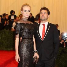Diane Kruger et Joshua Jackson au Metropolitan Museum of Art pour le gala annuel du Costume Institute orchestré par la rédactrice en chef du magazine Vogue US et directrice artistique du groupe Condé Nast Anna Wintour. La soirée avait pour thème "Chaos to couture exhibition". A New York, le 6 mai 2013.