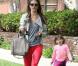 Alessandra Ambrosio : Maman poule pour sa petite fille malade