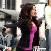 Megan Fox se dévoue et donne de sa personne sur le tournage du film Tortues Ninja dans le Midtown, New York, le 7 mai 2013.