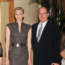 Charlene et Albert de Monaco prenaient part le 7 mai 2013 au Sporting d'hiver de Monte-Carlo à la 2e cérémonie de remise du prix Femme de l'année, décerné au professeur Diane Harper et à Adeline Garino.