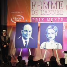 Des portraits du couple princier ont été présentés au cours de la soirée. La princesse Charlene et le prince Albert de Monaco prenaient part le 7 mai 2013 au Sporting d'hiver de Monte-Carlo à la 2e cérémonie de remise du prix Femme de l'année, décerné au professeur Diane Harper et à Adeline Garino.