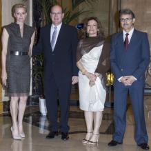 Le prince Albert et la princesse Charlene de Monaco prenaient part le 7 mai 2013 au Sporting d'hiver de Monte-Carlo à la 2e cérémonie de remise du prix Femme de l'année, décerné au professeur Diane Harper et à Adeline Garino.