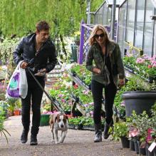 <p>Kate Moss et son mari Jamie Hince profitent d'une belle journée pour promener leur chien dans un jardin à Londres, le 8 mai 2013.</p>
<p>Photo exclusive</p>