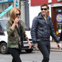 <p>Kate Moss et son mari Jamie Hince promènent leur chien avant de se rendre dans une bijouterie et dans un jardin à Londres, le 8 mai 2013.</p>
<p>Photo exclusive</p>