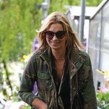 <p>Kate Moss, tout sourire, et son mari Jamie Hince promènent leur chien avant de se rendre dans une bijouterie et dans un jardin à Londres, le 8 mai 2013.</p>
<p>Photo exclusive</p>