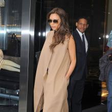 Victoria Beckham se promène sur la 5 Avenue à New York Le 11 mai 2013 et a fait du shopping chez Prada