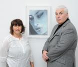 Les parents d'Amy Winehouse, Mitch et Janice Winehouse, devant un portrait de leur fille inauguré à la National Portrait Gallery de Londres, le 26 novembre 2012.