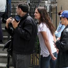 Katie Holmes s'en prend à un photographe sur le tournage du film Mania Days, à New York, le 14 mai 2013.