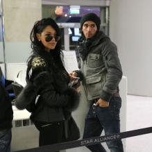 Nabilla et Thomas à l'aéroport de Roissy le 13/01/13.