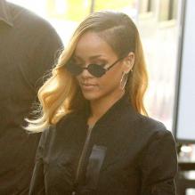 Rihanna porte un bomber Regulation by Yohji Yamamoto, une jupe et des sandales Azzedine Alaïa. New York, le 15 mai 2013.