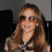 Jennifer Lopez porte un chemisier Dolce &amp; Gabbana, un pantalon évasé pêche et des souliers Valentino. New York, le 15 mai 2013.