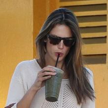Alessandra Ambrosio porte un sweater Heartloom, un sac Chloé, un mini-short Citizens of Humanity et des sandales Balenciaga. Santa Monica, le 14 mai 2013.