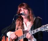 Cannes 2013 : Lou Doillon, guitare et charme de sortie, l'histoire d'une nuit