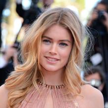Le top model Doutzen Kroes monte les marches pour le film Le Passé au Palais Des Festivals. Cannes, le 17 mai 2013.