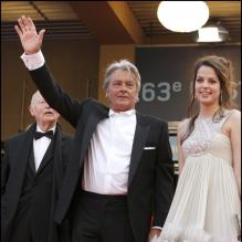 <p>Anouchka et son père Alain Delon, montée des marches du Festival de Cannes, le 14 mai 2010.</p>